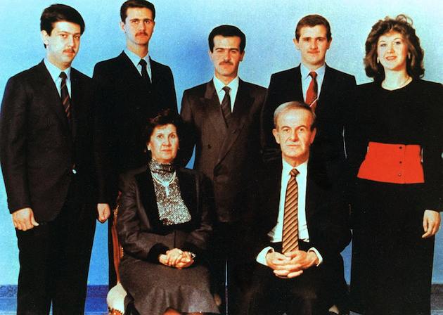 A família Assad antes de 1994. Primeira fila: Hafez al-Assad e sua esposa, Anisa Makhlouf. Atrás da esquerda para a direita: Maher, Bashar, Basil, Majid, e Bushra Assad